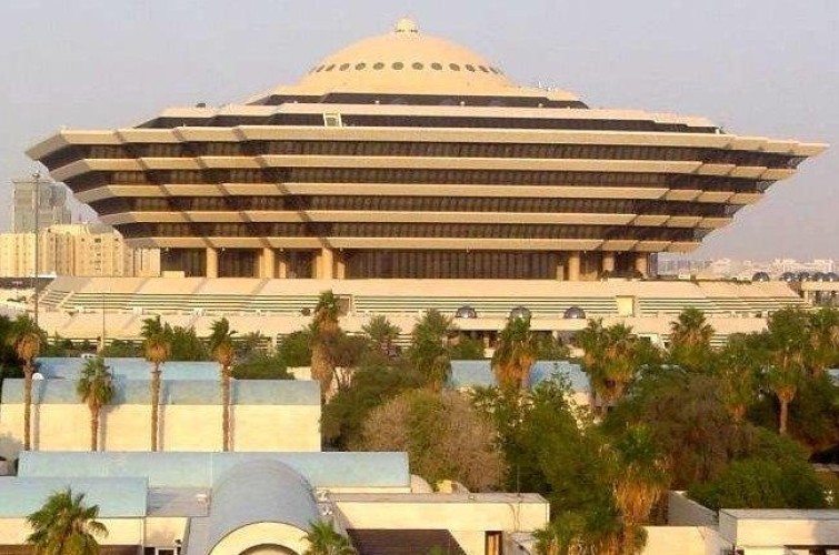 الداخلية : السماح للمواطنين بالسفر إلى خارج المملكة والعودة إليها ابتداءً من يوم الأربعاء الموافق 18 / 8 / 1442هـ