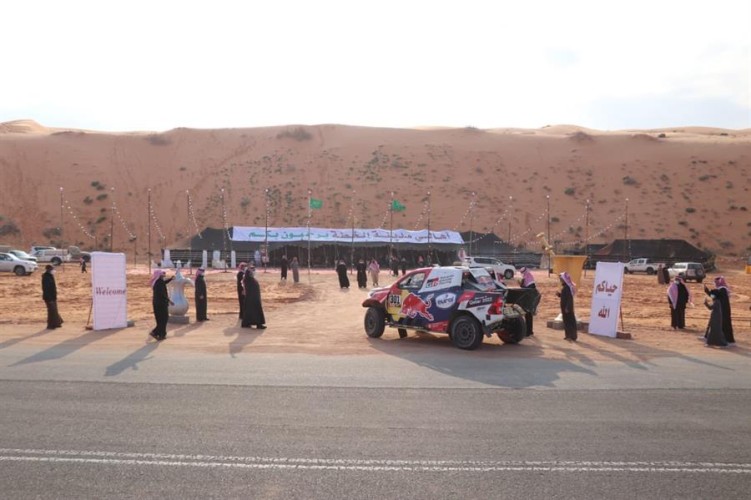 أهالي مدينة الخطة شمال حائل يقيمون مخيماً لاستقبال وضيافة متسابقي رالي داكار السعودية