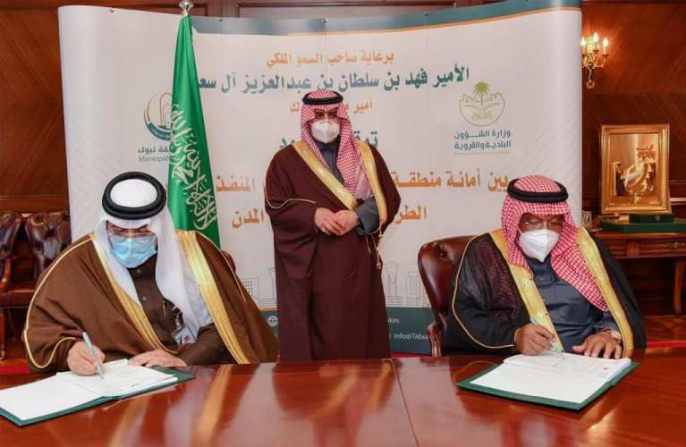 أمير تبوك يشهد مراسم توقيع أمانة المنطقة لعقود إنشاء وأستكمال لمشاريع خدمية وانسنة المدن