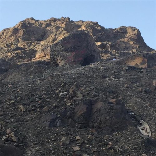 بات فيه النبي وشهد سجوده ودعاءه لـ”الأمة” .. بالفيديو: كهف السجدة بالمدينة المنورة.. لماذا سمي بهذا الاسم وما قصته؟