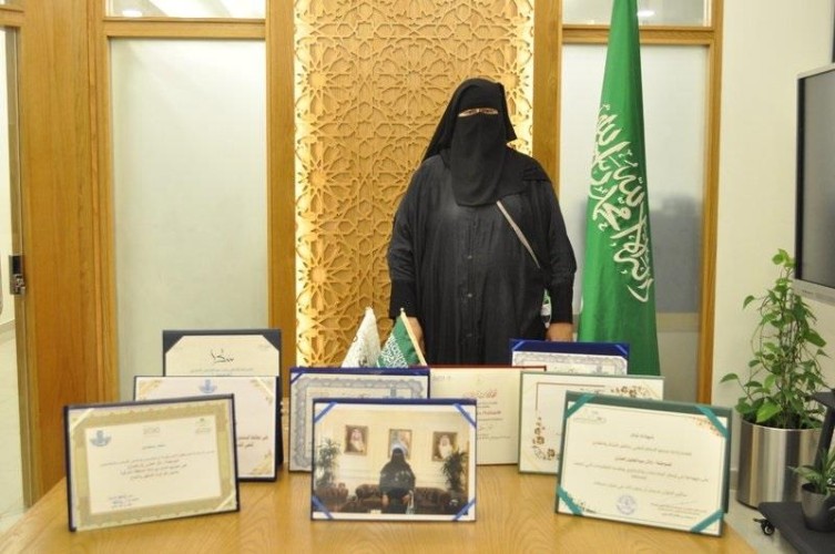 بر الشرقية تكرم مواطنة حرصت على الابلاغ عن المخالفين للإجراءات الاحترازية للوقاية من كورونا