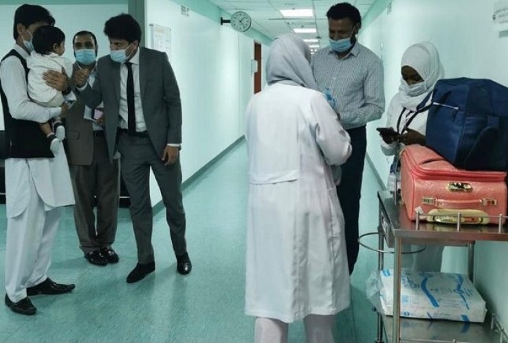 غادرت والدته بدونه .. بالفيديو: لحظة تسليم طفل باكستاني أمضى عام كامل في الحضانة