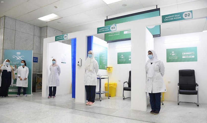 بدء منح لقاح كورونا للمستفيدين من الفئة الثالثة
