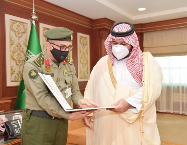سمو نائب أمير منطقة جازان يتسلم التقرير السنوي لجهود وإنجازات إدارة الجوازات بالمنطقة..