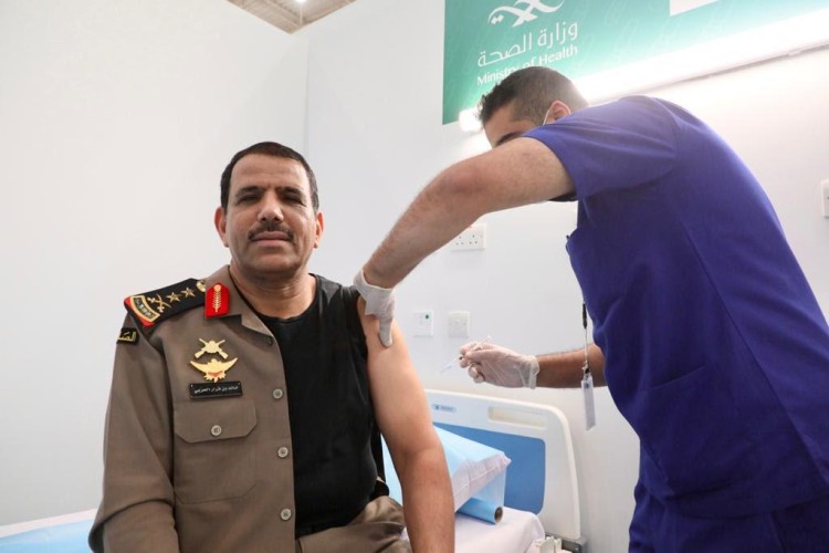 مدير الأمن العام الفريق أول ركن خالد بن قرار الحربي يتلقى الجرعة الأولى من لقاح كورونا