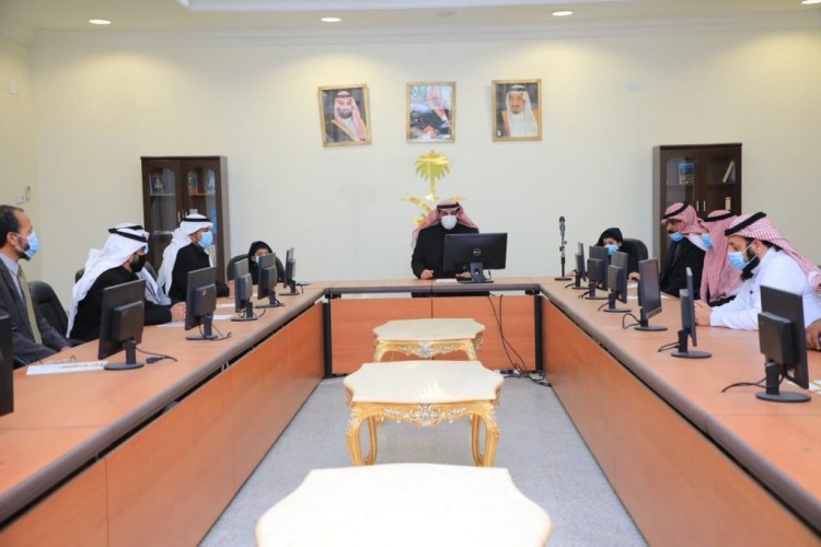 محافظ طريف يُكرِّمُ الفائزين في مسابقة (مدرستي الرقمية) على مستوى مكتب التعليم بالمحافظة