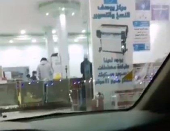 بالفيديو: ولي أمر طالبة ذهب لشراء ملزمة لـ”ابنته” وأراد دفع قيمتها .. فكانت المفاجأة من المعلمة تنتظره!