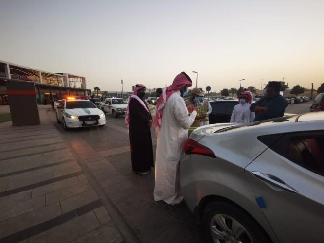 الموارد البشرية تضبط عمالة وافدة يعملون في تطبيق لتأجير المركبات بمعرفات سعودية