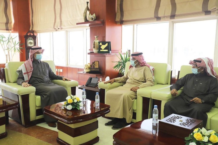 رئيس جامعة الجوف يلتقي مدير جمعية الثقافة والفنون بالمنطقة