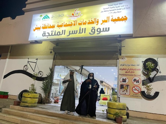 سفيرة النوايا الحسنة “بشرى السيد” تزور سوق الأسر المنتجة في بيش