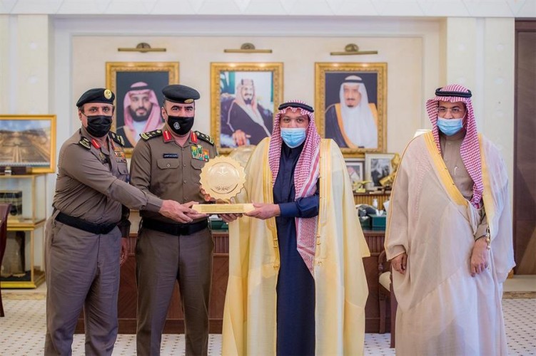 أمير القصيم يكرم عدداً من منسوبي المرور بالمنطقة بعد الإطاحة بـ”مواطن” انتحل شخصية رجل أمن