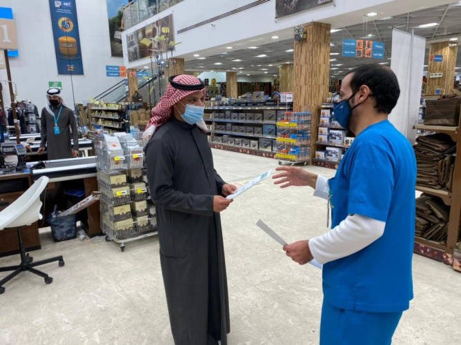 صحة حفر الباطن تقيم حملات توعوية لتعريف بلقاح فيروس “كورونا” في الأسواق التجارية