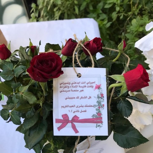 معلمة ابتدائي تتوج فرحة طالباتها بالهدايا في منزلها بالأحساء