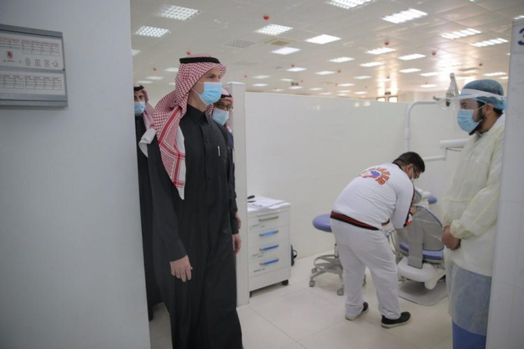 رئيس جامعة الجوف يزور كلية طب الأسنان في سكاكا ويشيد بمركز العيادات