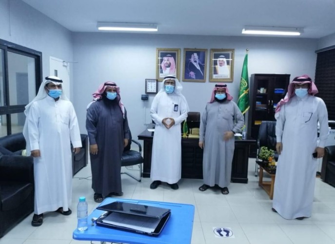 مدير مكتب تعليم بيش يتفقد سير العملية التعليمية في مدرسة مصعب بن عمير