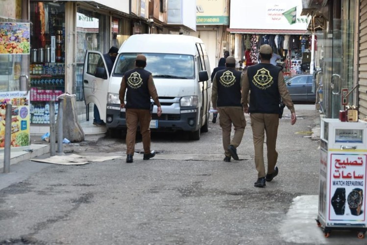 شرطة منطقة حائل‬ تتابع تطبيق الإجراءات الاحترازية والتدابير الوقائية لمواجهة جائحة كورونا