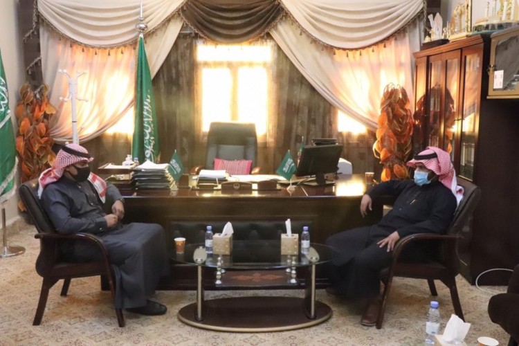 مدير الهلال الأحمر بالجوف يزور مركز خوعاء التابع لإمارة المنطقة