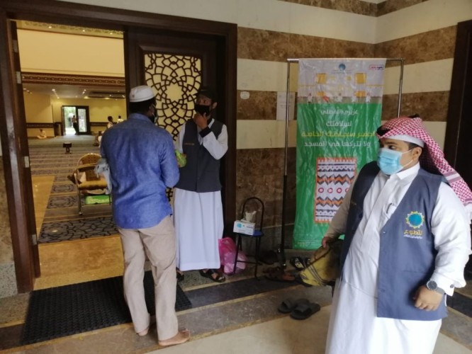 متطوعو جمعية أجياد للدعوة يشاركون في تطبيق الإجراءات الاحترازية في صلاة الجمعة