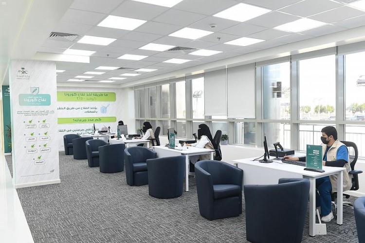 مركز لقاحات كورونا بتبوك يواصل استقبال المواطنين والمقيمين