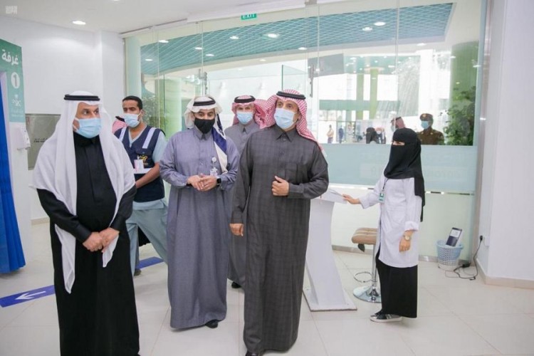 سمو محافظ المجمعة يتفقد مركز لقاحات كورونا (كوفيد-19) بالمدينة الجامعية بالمحافظة
