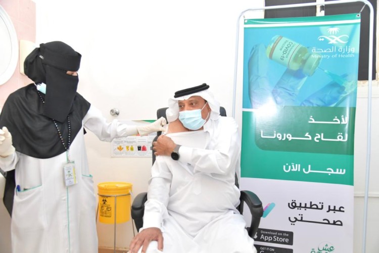 محافظ صامطة يفتتح مركز لقاحات كورونا بمستشفى المحافظة ويتلقى الجرعة الأولى