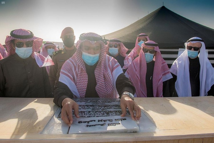 أمير القصيم يطلق مبادرة لتشجير منتزه القشيع ويتفقد نادي الطيران السعودي بمحافظة الرس
