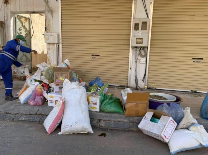 أمانة الجوف تضبط مستودعاً للمواد الغذائية وأدوات التجميل مخالفاً للاشتراطات الصحية