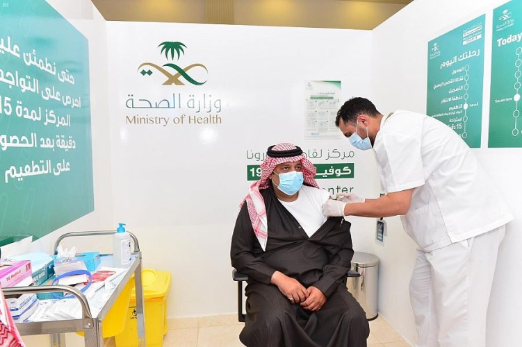 سمو أمير حائل يتفقد مركز لقاحات كورونا ويتلقى الجرعة الأولى