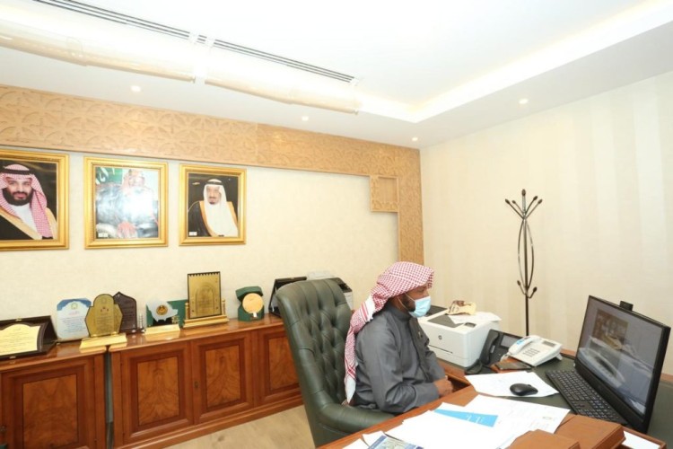 المدير العام لفرع الشؤون الإسلامية بالقصيم يعقد اجتماعًا عن بعد عبر تقنية الزوم مع مديري الادارات والمكاتب