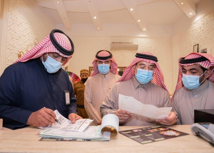 أمين الجوف يقف ميدانيا على الالتزام بتدابير كورونا في الأسواق والمطاعم وضبط 12 مخالفة