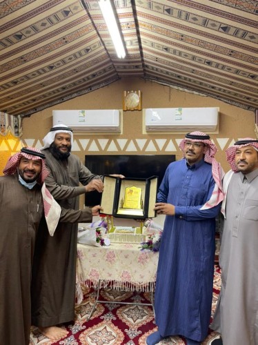 أعضاء ديوانية الفريد يكرمون زميلهم التربوي الأستاذ صالح عبدالله أحمد النجدي