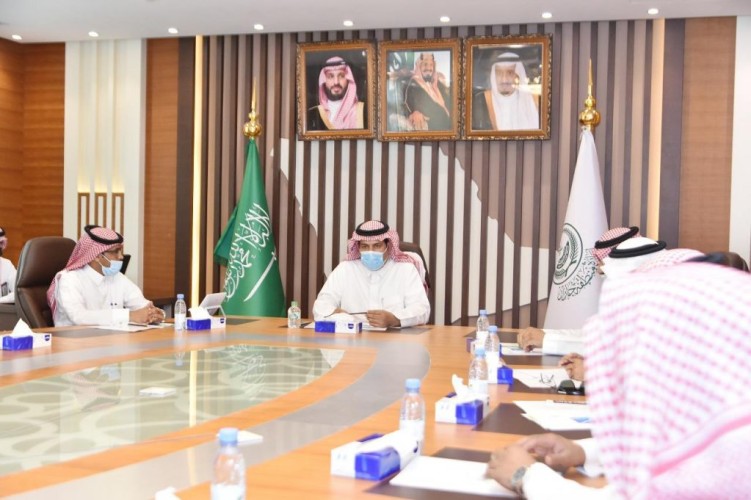 وكيل إمارة جازان يجتمع بوفد إمارة المدينة المنورة للاطلاع على نظام الطاقة الشمسية البديلة بالإمارة ..