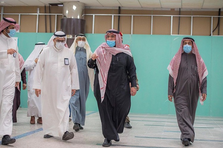 سمو أمير القصيم يقف على جاهزية مركز لقاح كورونا بالمنطقة