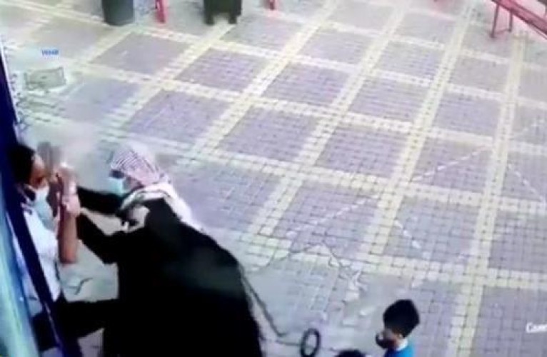 القبض على شخصين اعتديا على حارس أمن لمنعهما من دخول أحد المجمعات التجارية