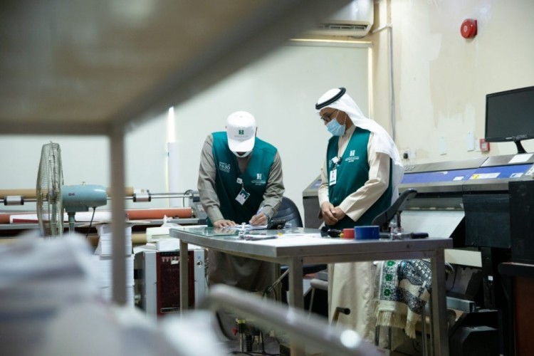 بلاغ مقيم يقود “التجارة” لكشف مواطنة تسترت على شقيقها المقيم ومكنته من مزاولة نشاط الدعاية والإعلان