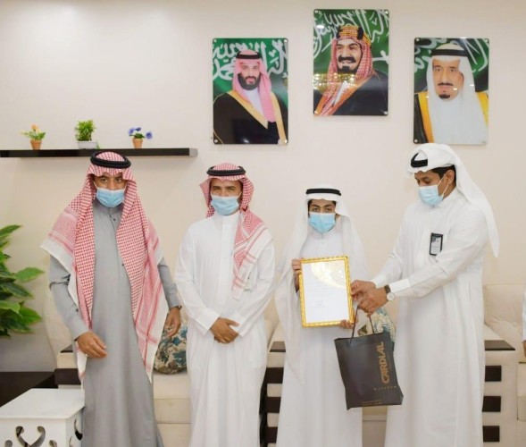 مدير تعليم صبيا يكرم 11 طالب وطالبة