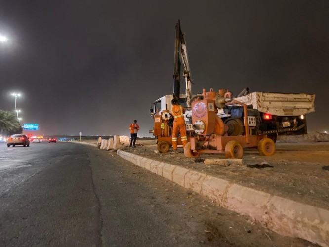 أمانة تبوك تستنفر فرقها البشرية والآلية لمواجهة أخطار الأمطار والسيول