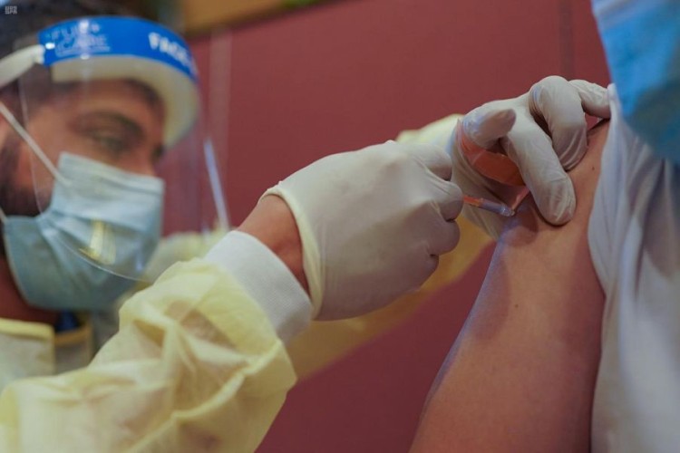 الخدمات الطبية بوزارة الداخلية تقدم لقاح فيروس كورونا لمنسوبي وأعضاء نادي ضباط قوى الأمن الداخلي بالرياض