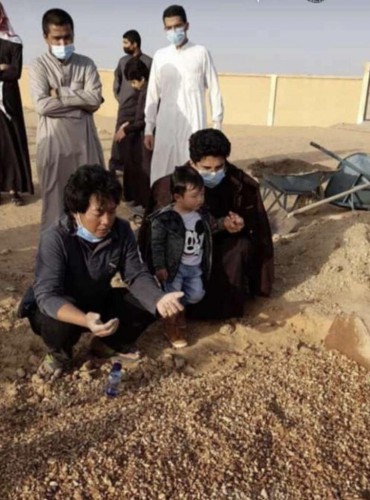 معلمة في قارا الجوف تتوفى خادمتها الإندونيسة .. فقررت تربية ابنها والإهتمام به