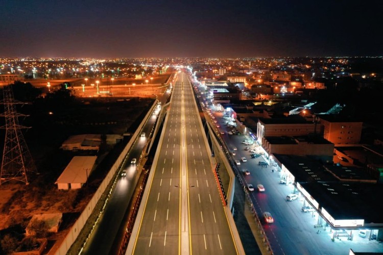 نقل الحركة المرورية للمسارات العلوية لجسر طريق الملك خالد بأحد رفيدة