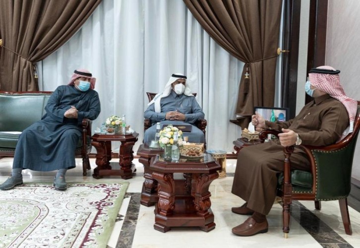 أمين الجوف يلتقي بمدير فرع عقارات الدولة في مكتبه