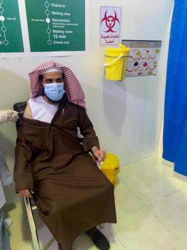 مدير  الشؤون الإسلامية بالجوف يتلقى الجرعة الأولى من لقاح كورونا وينوه بجهود القيادة لأجل صحة المواطن والمقيم
