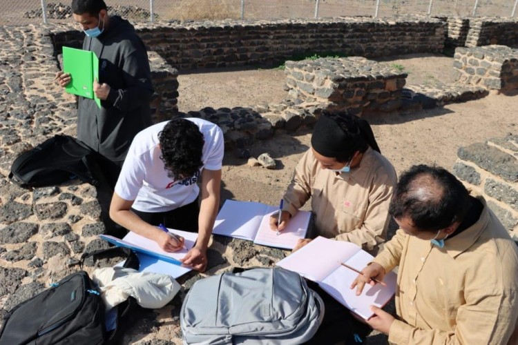 بعثة قسم السياحة والآثار بجامعة حائل تواصل التنقيبات الأثرية في مدينة فيد وتعثر على دينار عباسي يكشف عن تاريخ فيد الأثري