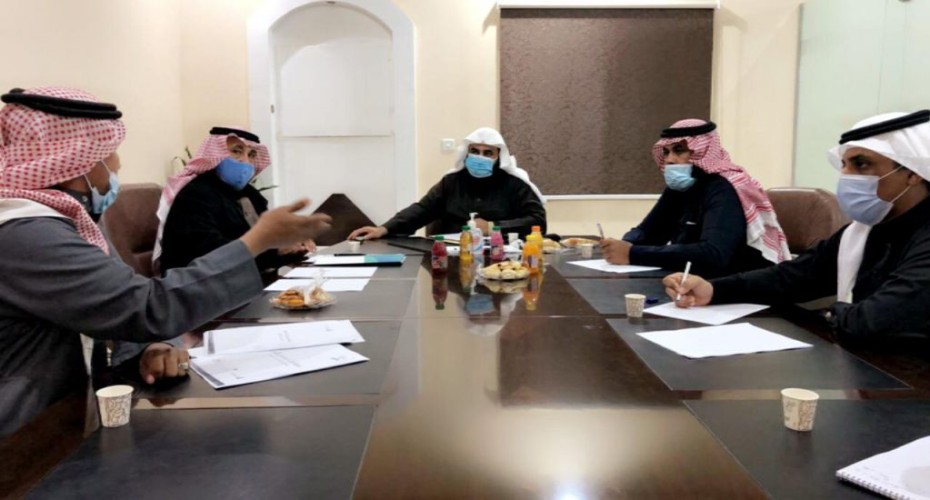 مدير بنك التنمية بالقريات يعقد اجتماع مع أعضاء جمعية البر بالمنطقة