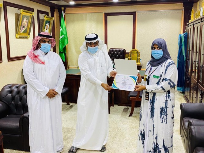 محافظ بيش يكرم الممرضة أسرار أبو راسين منقذة طفلتي شاطئ بيش