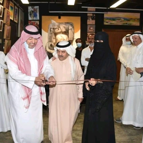 طلال أدهم يقص شريط “ثرثرة الصمت” للفنانة زهور المنديل