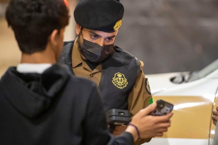 شرطة منطقة الجوف تتابع تطبيق بالإجراءات الاحترازية