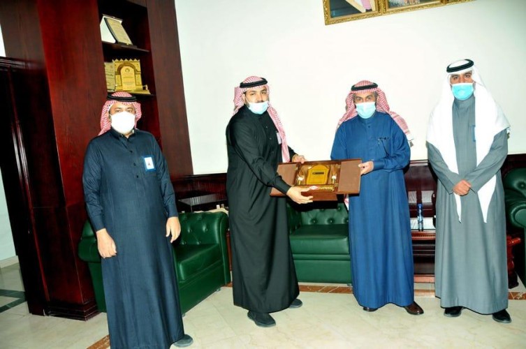 محافظ القريات يستقبل مدير مطار القريات وفريق العمل بالمطار