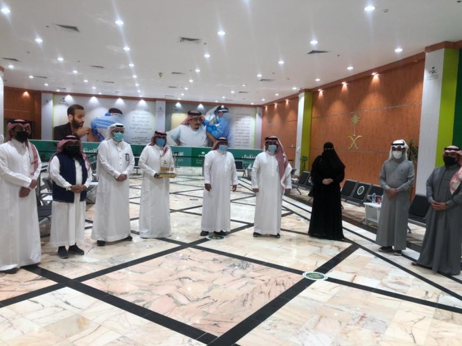 أعضاء جمعية اعلاميي عرعر يزورون مركز اللقاحات بعرعر ويشكرون أبطال الصحة والفريق التطوعي به