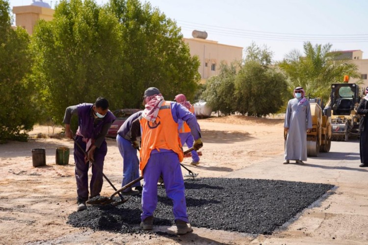 أمانة منطقة الجوف تنجز صيانة الطرق وتعالج التشققات الإسفلتية بمساحة ٧٨٠٠م٢ خلال شهر